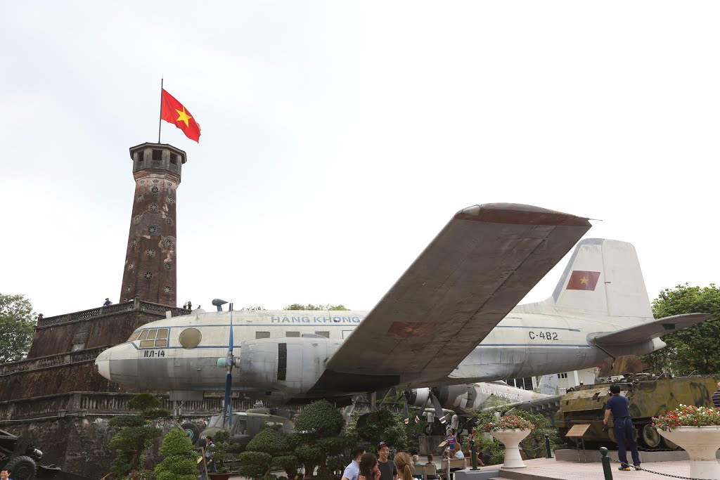 Điện Biên, Ba Đình, Hà Nội, Vietnam by Dần Lê