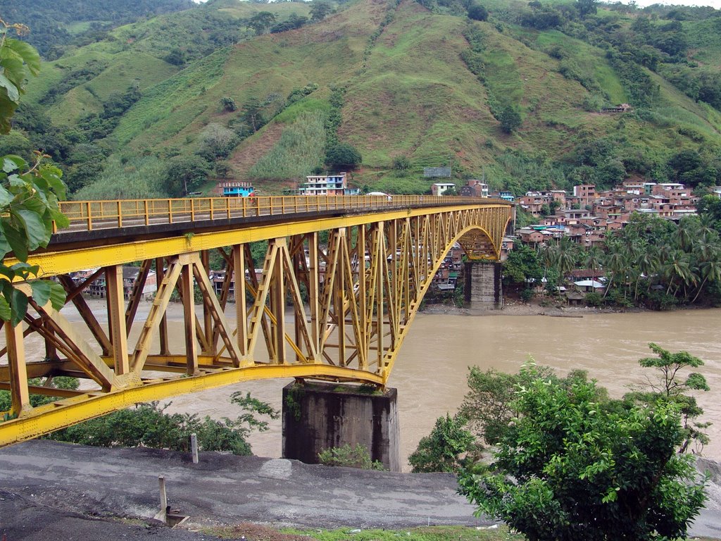 Puente sobre el río Cauca, Puerto Valdivia, Antioquia by Efraim Omar Revelo