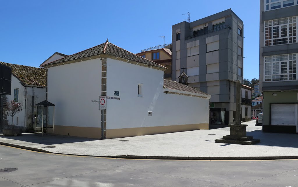 Camariñas - Capela da Nosa Señora do Carmen ( ¿donde esta el crucero?). by RF Rumbao