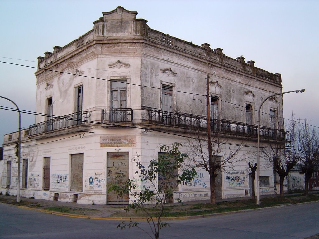 Escuela tecnica en Empalme Villa Constitucion, Santa Fe, Argentina by El.Roble3