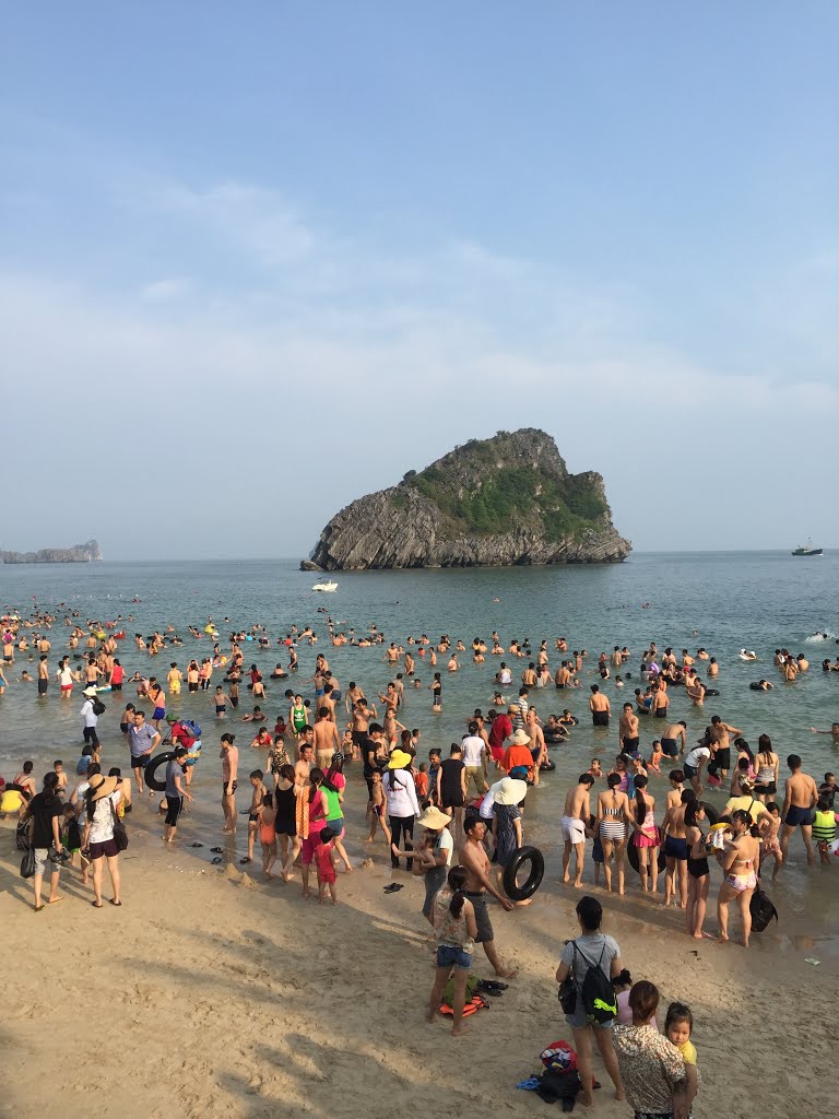 Tt. Cát Bà, Cát Hải, Hải Phòng, Vietnam by 范小松