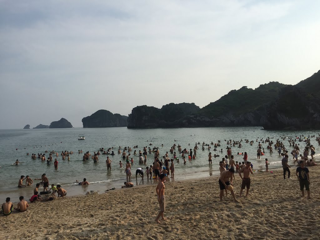 Tt. Cát Bà, Cát Hải, Hải Phòng, Vietnam by 范小松