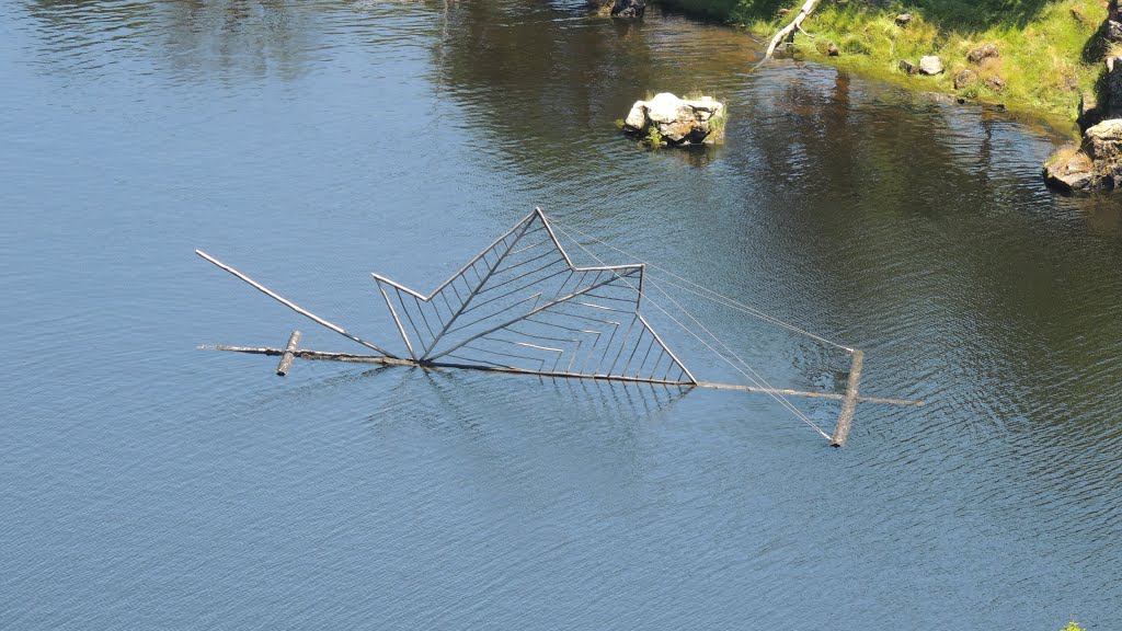 Sculpture aquatique dans la Creuse à la boucle de Crozant by Alain Colomb