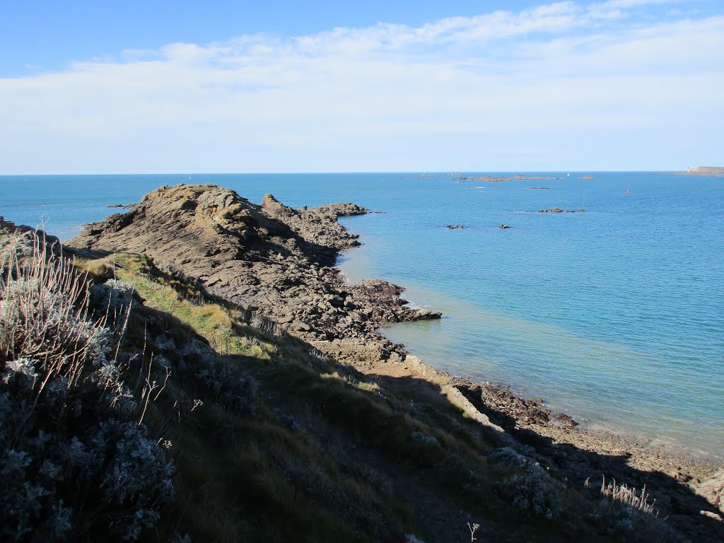 La pointe du Décollé, à SAINT-LUNAIRE (Ille-et-Vilaine). by GEORGES ENGUEHARD