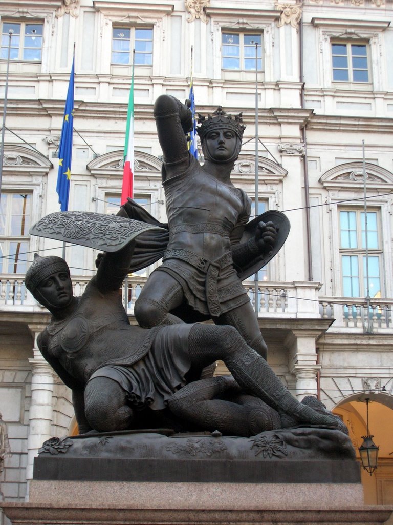 MONUMENTO AL CONTE VERDE IN PIAZZA PALAZZO DI CITTA by piero belforte