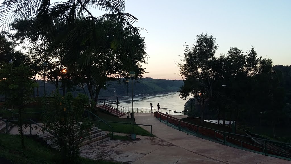 Puerto Iguazu, Hito argentino.... Rio Parana. by Ivan Boada