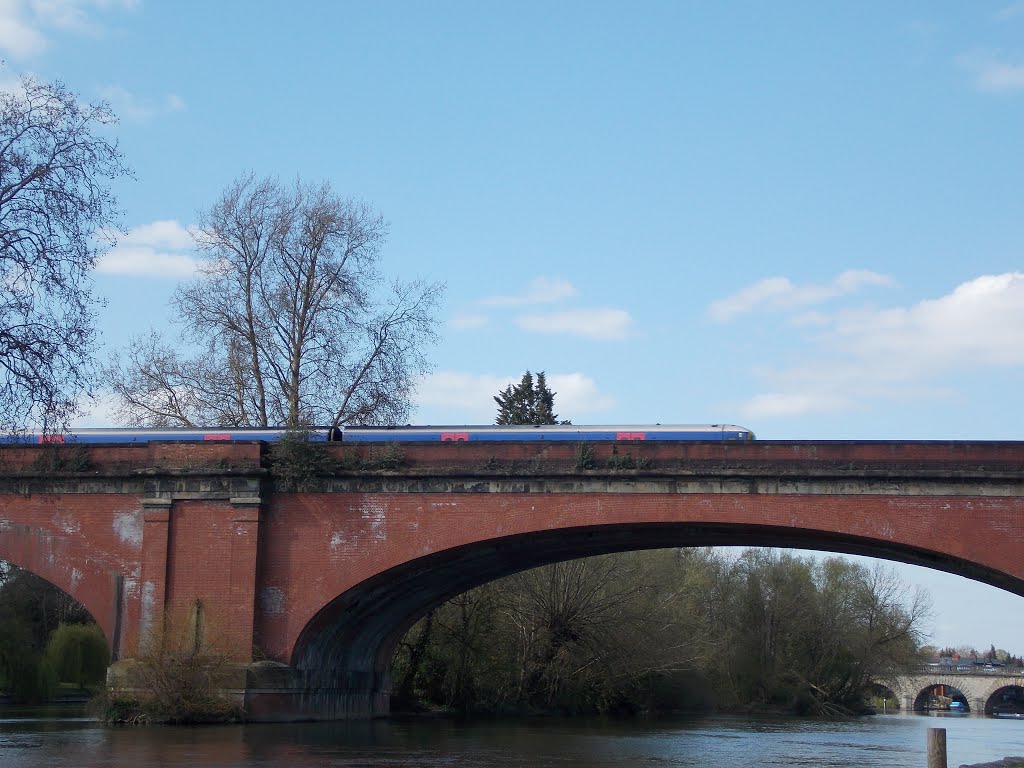 19/4/2016 - stopper Turbo on Maidenhead Bridge by The Loyal Passenger