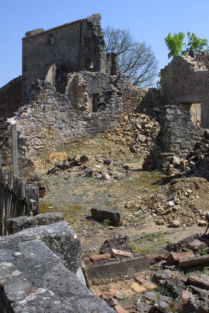 Oradour-sur-Glane : gravats by macrobert