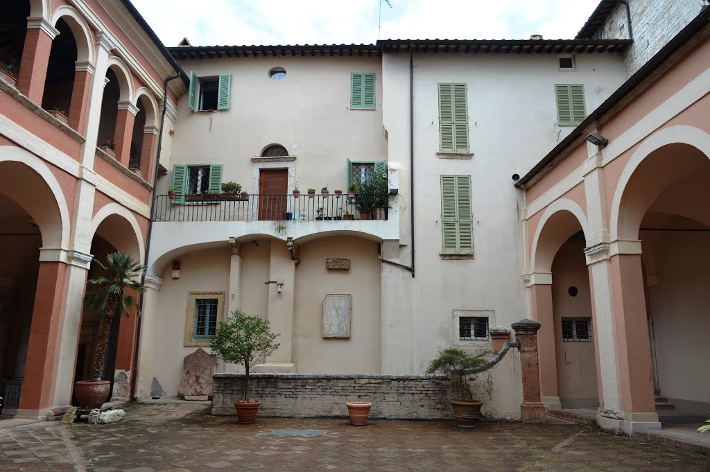 Chiostro della Cattedrale di San Lorenzo by Geo S