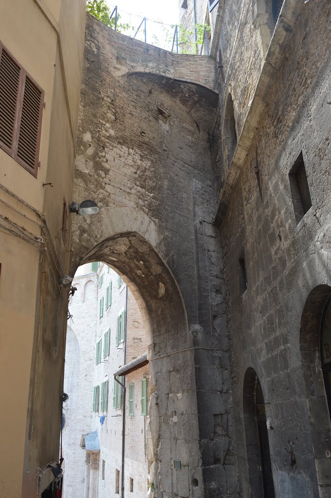 Arco di Sant'Ercolano by Geo S