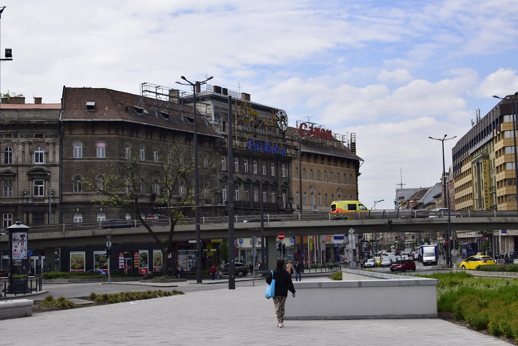 Budapest, Lipótváros, 1054 Hungary by Davi Sam