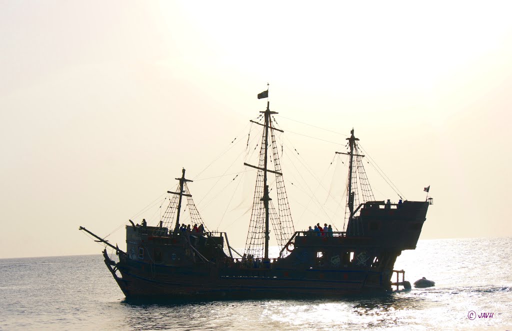 ¡A defenderse, que llegan los piratas! Cozumel, Quintana Roo, México. by Jorge Alberto Vega