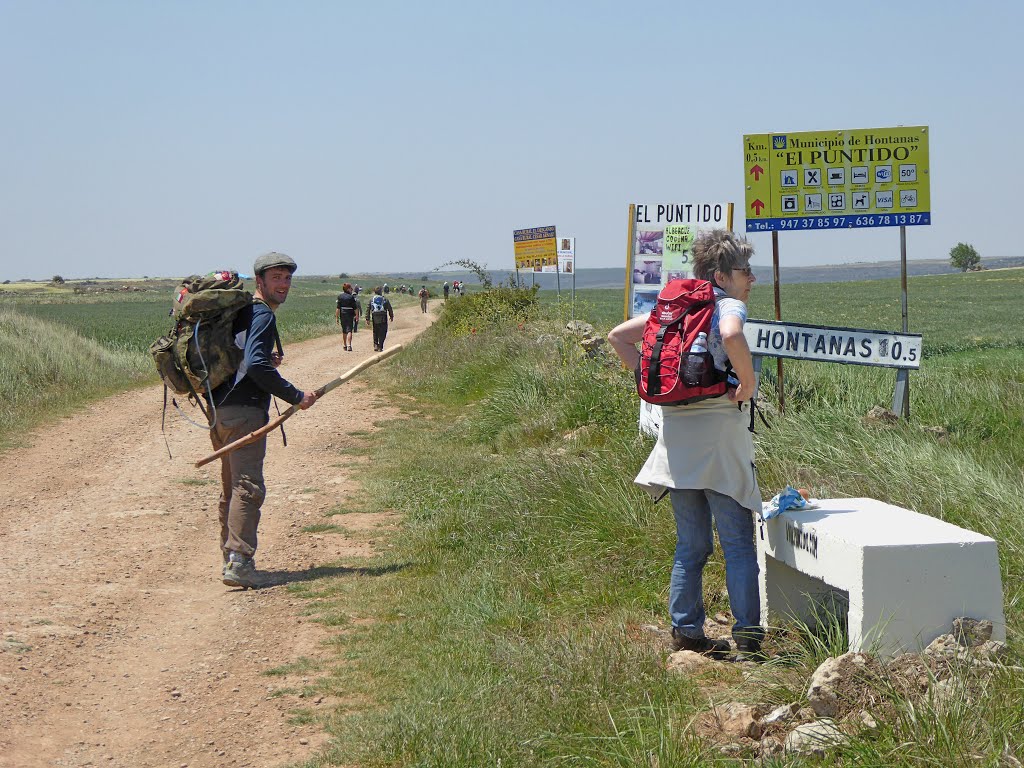 Pilger auf dem Jakobsweg kurz vor Hontanas, dem "unsichtbaren Dorf" by Wolfgang Eckerle