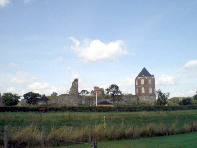 Montfort bij de ruine by Lea Wijnen