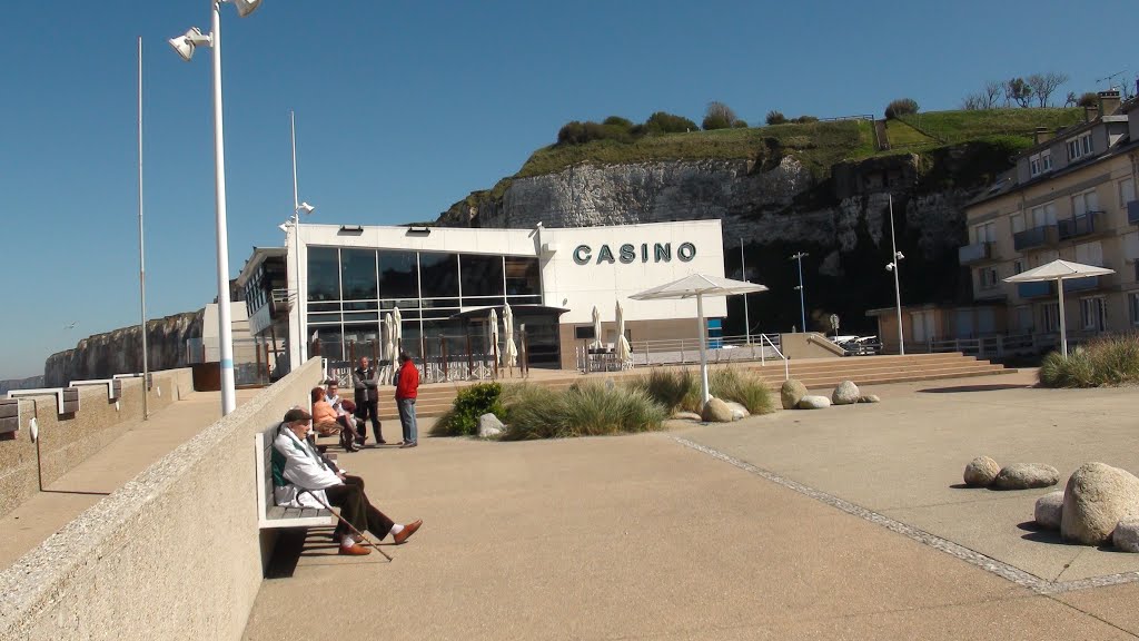 France: Saint Valery en Caux - Le casino - by Gerard vattement