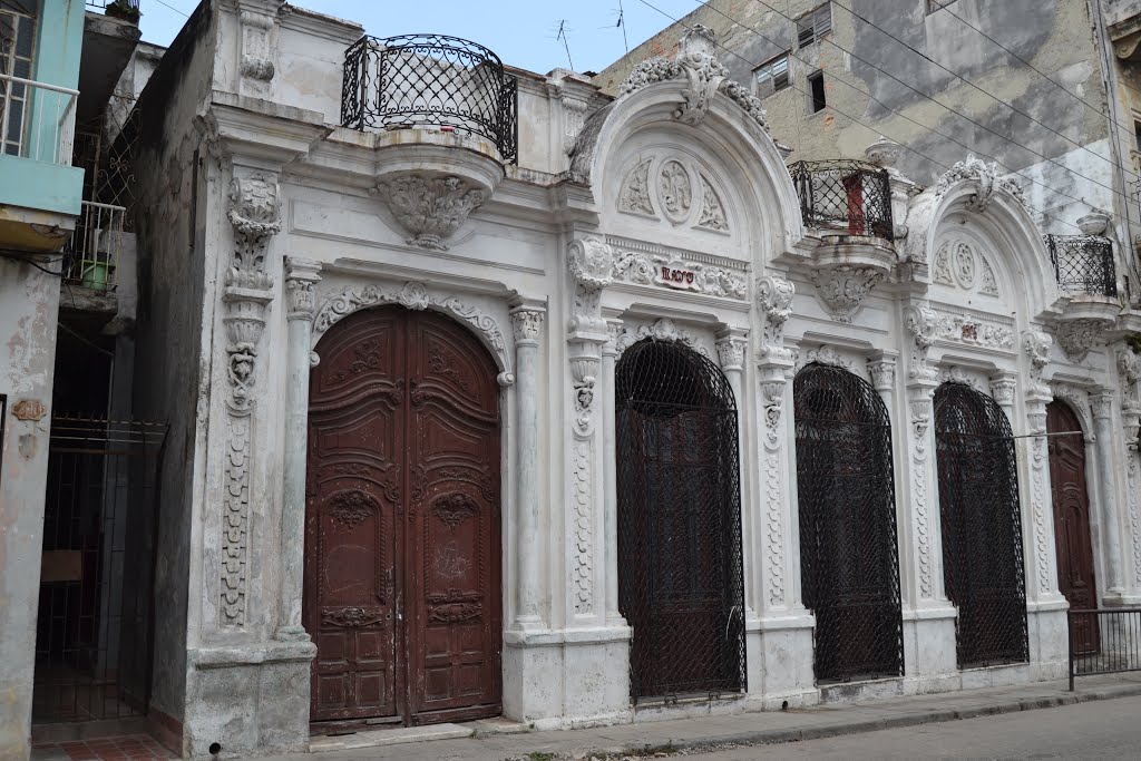 CASONA COLONIAL CON RASGOS ECLÉCTICOS Y DEL ART NOUVEAU (1905). CALLE ARAMBURU Y NEPTUNO. by CÉSAR O. GÓMEZ LÓPEZ