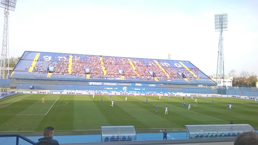 Detalj s uzvratne kup utakmice Dinamo-Hajduk. by Mladen Valentić