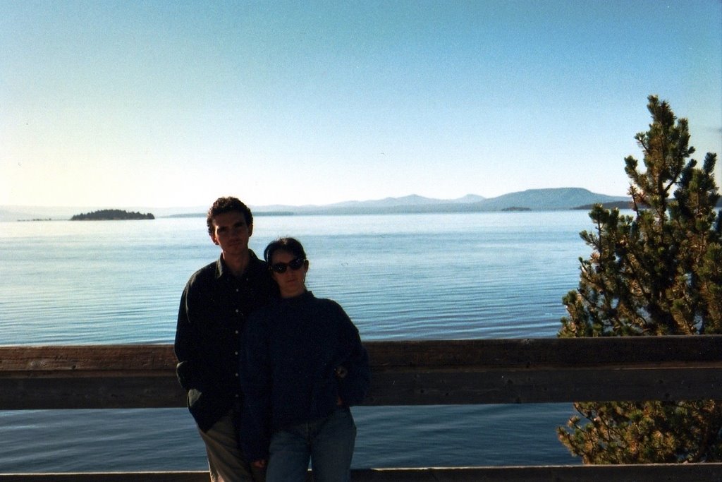 Wyoming - Yellowstone - Frente al hotel del lago - Stevenson Island - Fany y Miguel - 1997 by myahooes