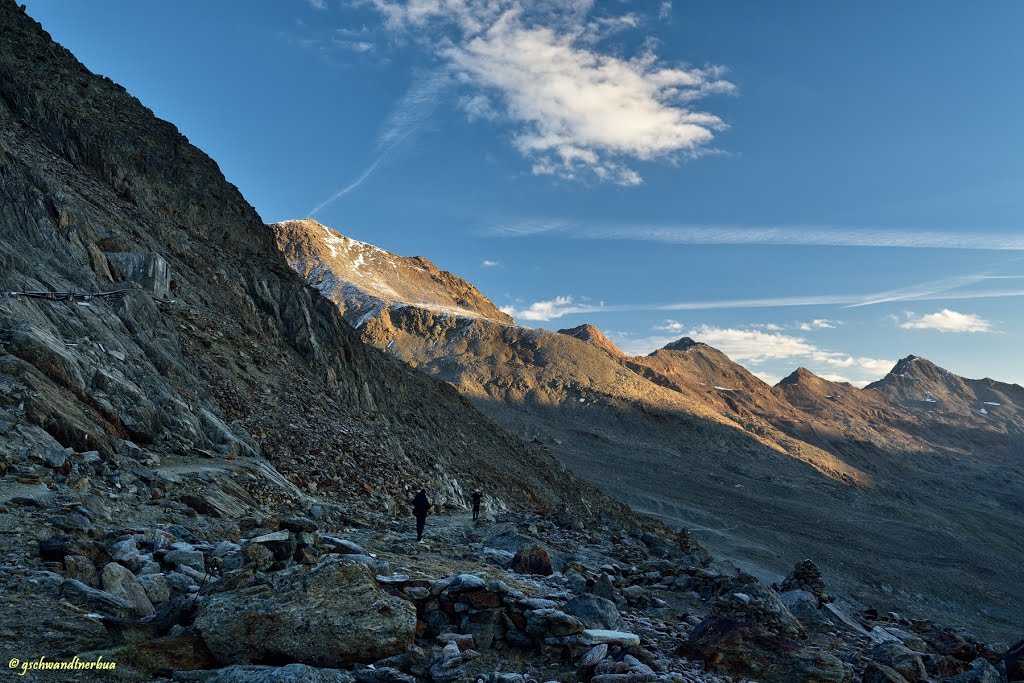 Sonnenaufgang über dem Ötztal by gschwandtner bua