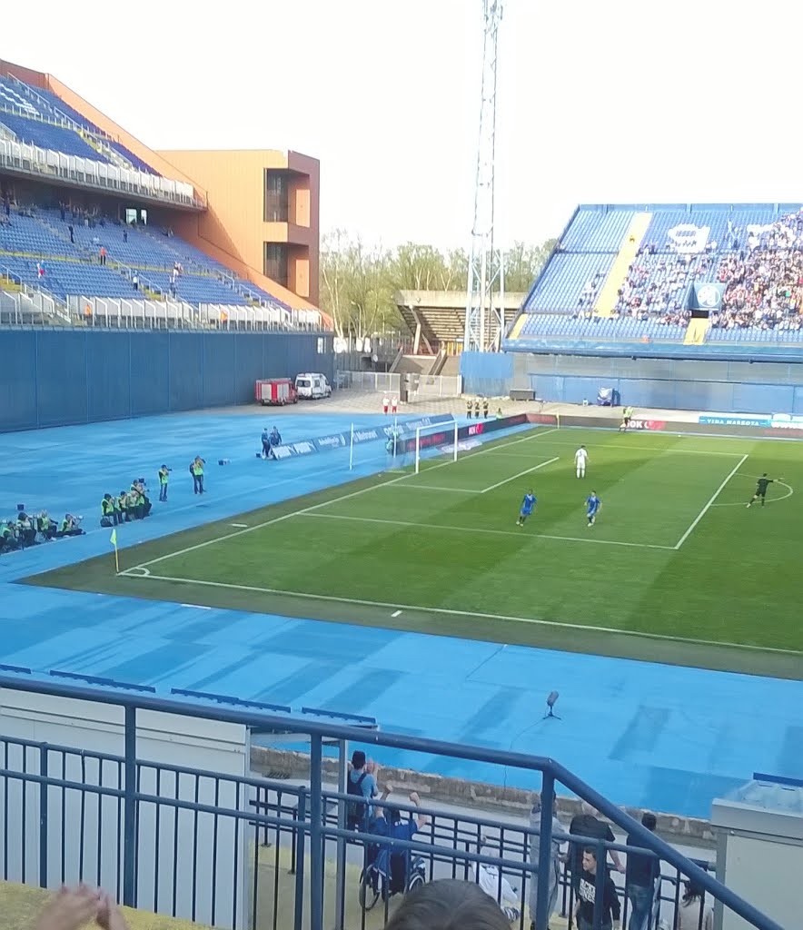 Trenutak nakon Fernandesovog pogotka za 2:0. by Mladen Valentić