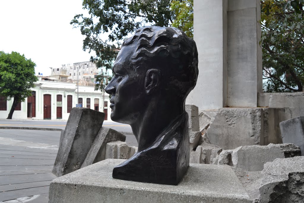 "MEMORIAL A JULIO ANTONIO MELLA", BUSTO (1954) OBRA DE TONY LÓPEZ. by CÉSAR O. GÓMEZ LÓPEZ