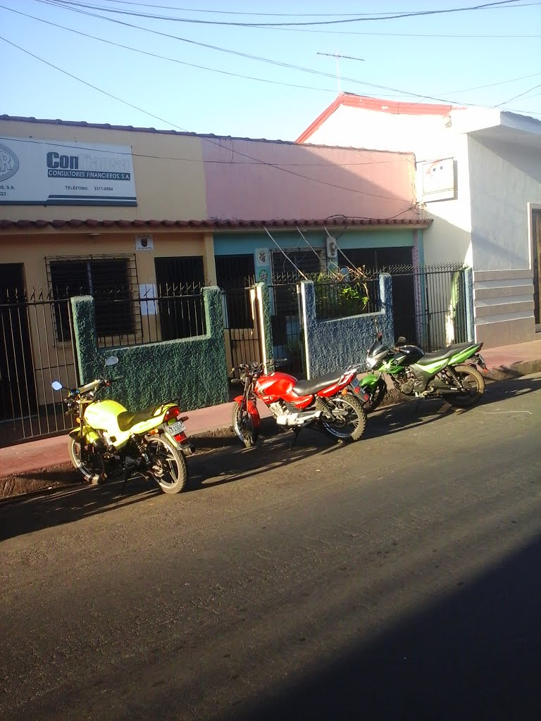 Esq. de los Bancos, León, Nicaragua by Juan José Mendoza