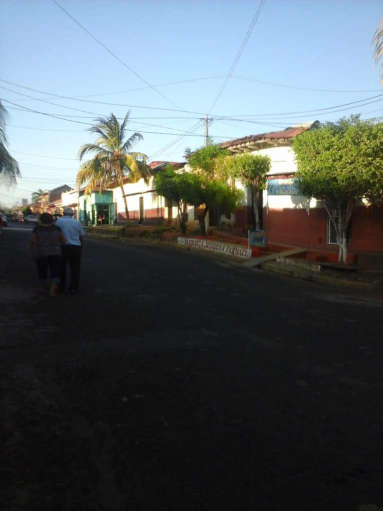 Esq. de los Bancos, León, Nicaragua by Juan José Mendoza