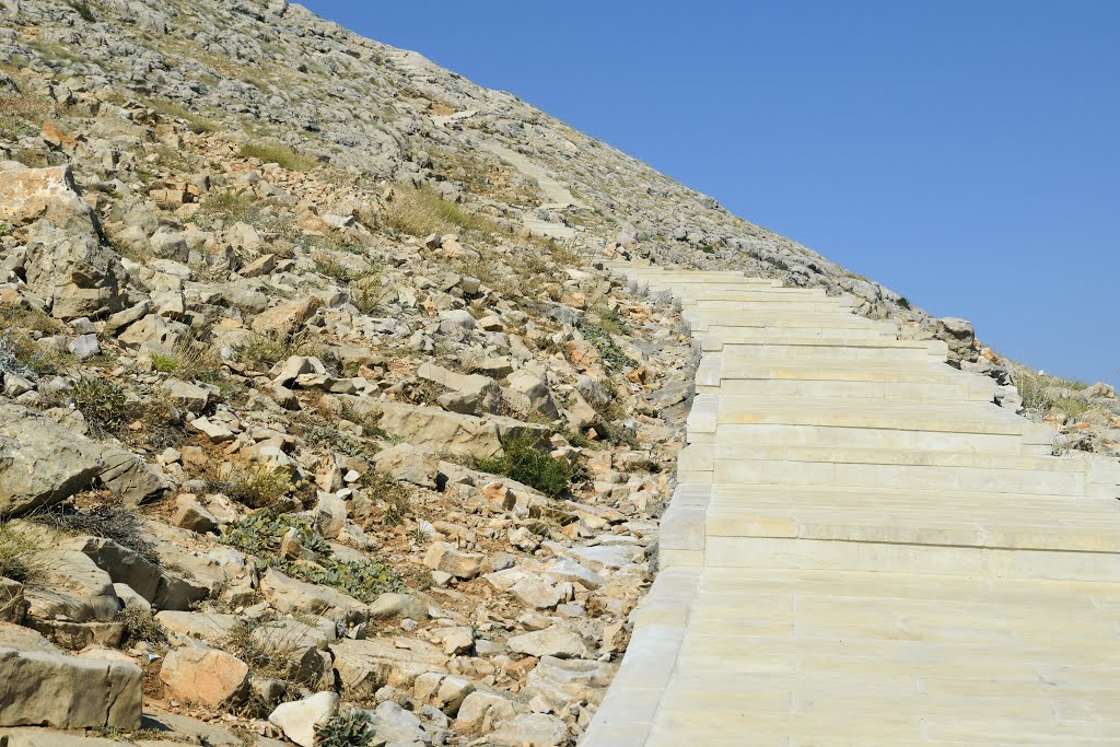 The climb to the Nemrut Dağı, Turkey. by Nicola e Pina Easter…