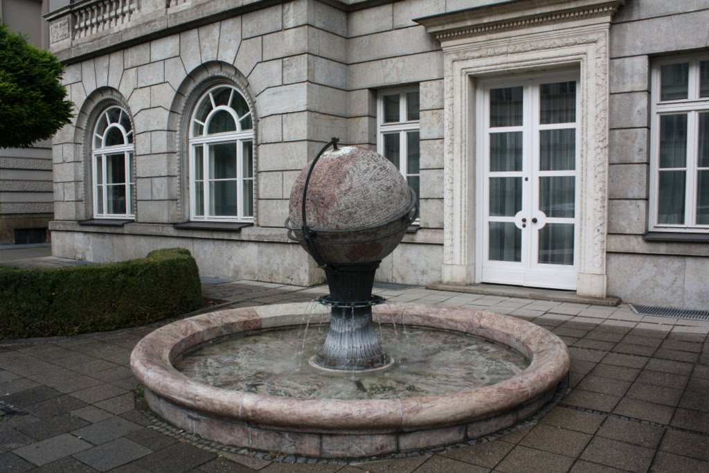 Brunnen mit steinernem Globus by Helgoland