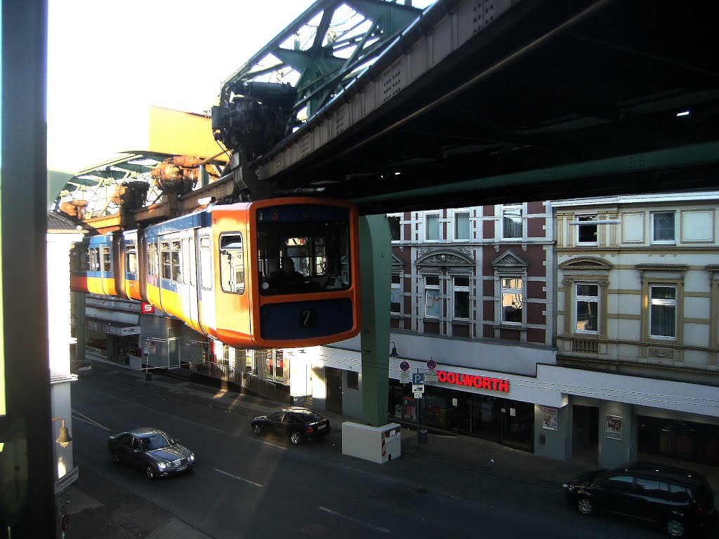 Die Schwebebahn kommt by Halogucker