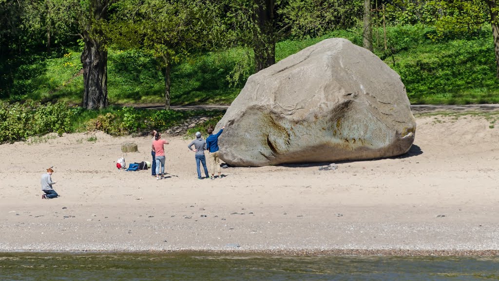 Övelgönne, der Findling "Alter Schwede" mit einem Gewicht von 217 t. by Hans Wolters