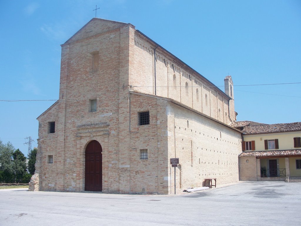 Montecorsaro - Santa Maria Piè di Chienti by Luigi Milani