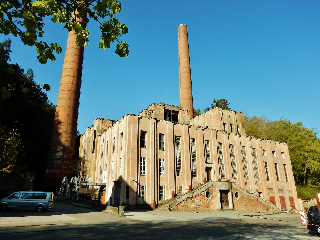 Ehemaliges Kraftwerk bei der Pulverfabrik in Rottweil: 1863 Max Duttenhofer; 1890 > 850 Arbeiter, 6000 Tonnen Pulver; ab 1919 auch Kunstseide-Viskose, z. B. für Fallschirme, schrittweise Umnutzung des Areals ab 1993 by qwesy qwesy