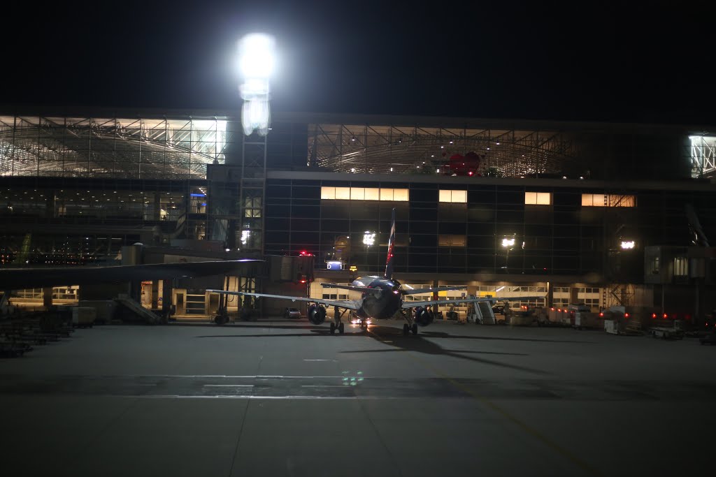 Flughafen, Frankfurt, Germany by Rafael Dolinski