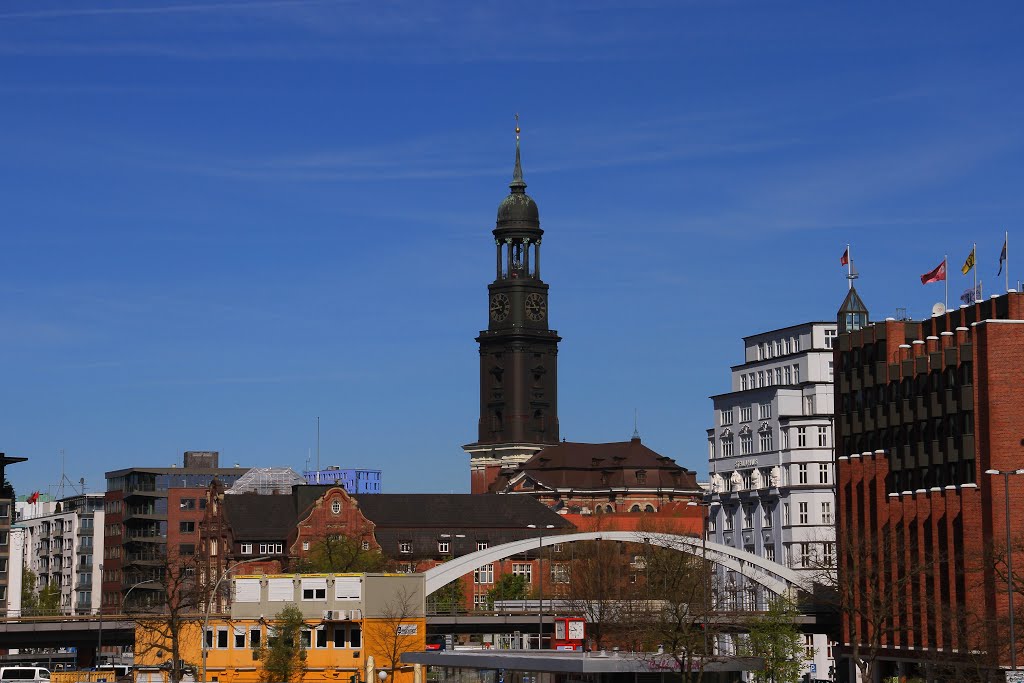 Der Hamburger Michel, mitten drin by UlrichSchnuerer