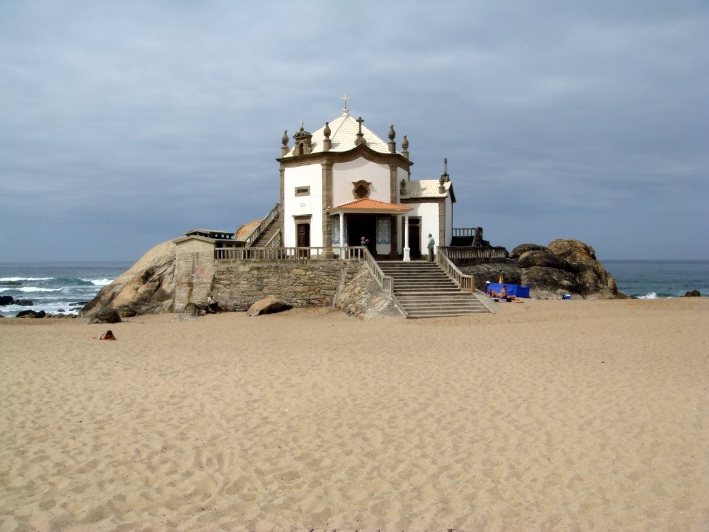 PORTUGAL Playa de Miramar, El Señor de la Piedra, Gulpilhares by Talavan