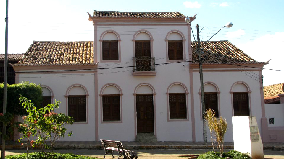 CASARÃO COLONIAL EM BARBALHA CEARÁ. AO LADO DA IGREJA DE SANTO ANTÔNIO by ARAGÃO