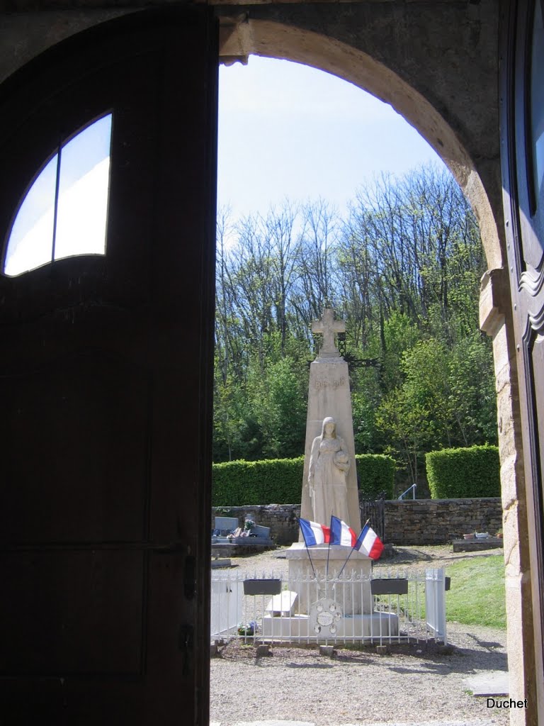 Saint-Lothain, Jura - Le monument aux Morts depuis le parvis de l'église. by Jean-Claude Pommier