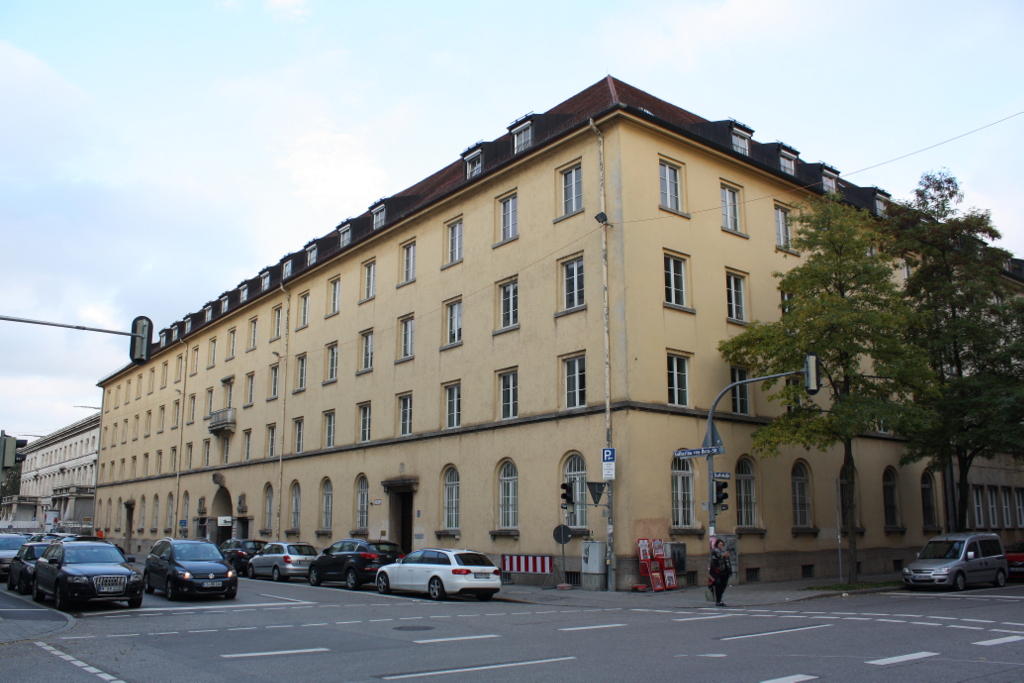 Ehemalige "Zentrale" der NSDAP zur Versorgung der benachbarten Partei-Gebäude (erbaut 1938-41, Büros, Telefonzentrale, Postamt, Kantine, Heizkraftwerk, Pumpenhaus und Garage) by Helgoland