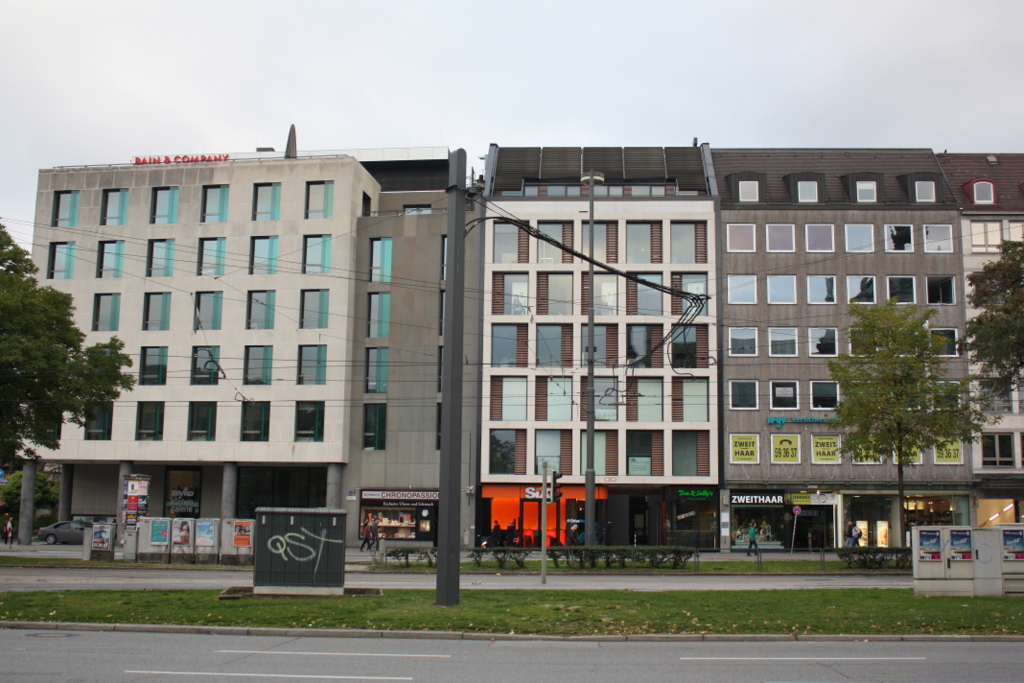 Büro- und Geschäftshäuser am Karlsplatz by Helgoland