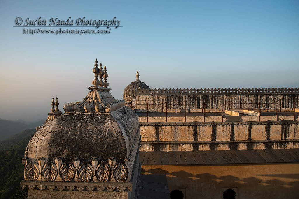 Badal Mahal is situated at the highest point of the fort. It was built by Rana Fateh Singh (AD 1885-1930). The palace is a two storeyed structure divided into two interconnected distinct portions i.e. the Zanana Mahal and the Mardana Mahal. This palace is by Suchit Nanda