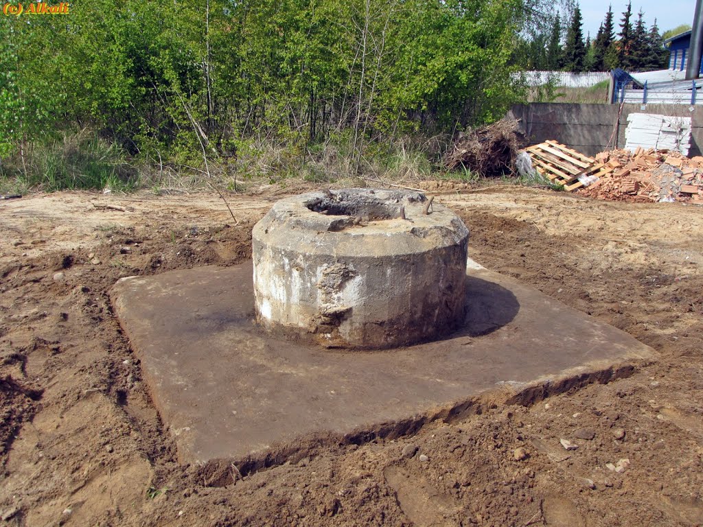 Przeźmierowo - Podstawa armaty plot. Schneider 7,5 cm Flak 97(f) (Betonsockel / Concrete base for Beute Kanone Schneider 7,5 cm Flak 97(f) ) by Alkali