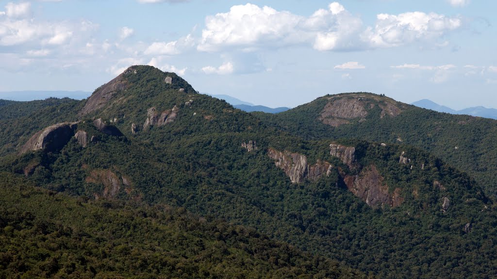 Vista para a Pedra Redonda e a Pedra Partida - Monte Verde by Richard Eric Stubing