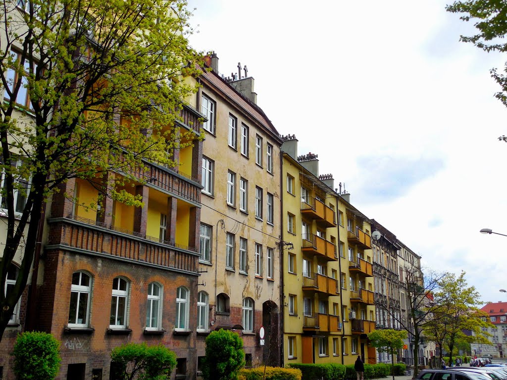 Kamienice i blok wciśnięty między kamienice, ul.Woźniaka by Kitty Suave