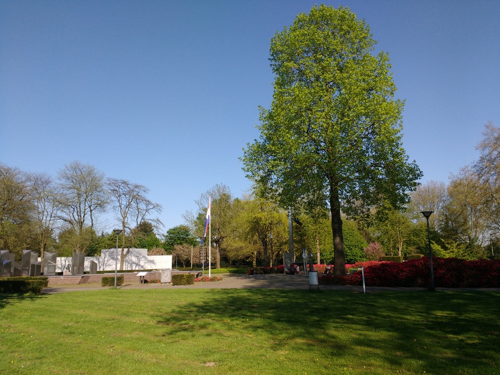 Park bij Nationaal Indië Monument by Har S