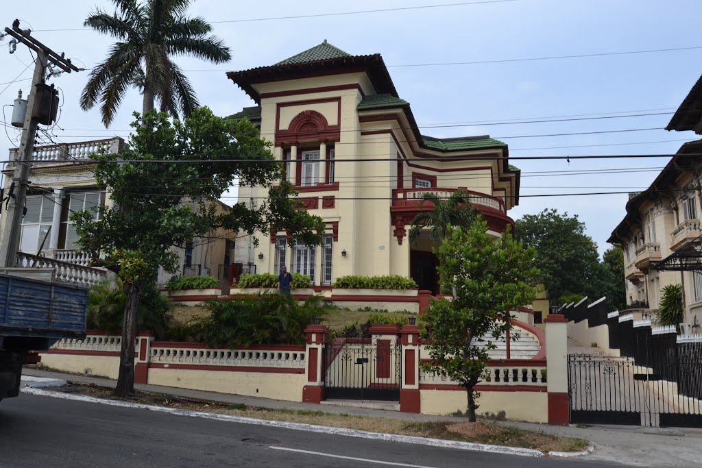 MANSIÓN ECLÉCTICA DE CALLE G. VEDADO. ANTIGUA RESIDENCIA DE CARLOS NADAL, OBRA ARQUITECTO LEONARDO MORALES (1921) by CÉSAR O. GÓMEZ LÓPEZ