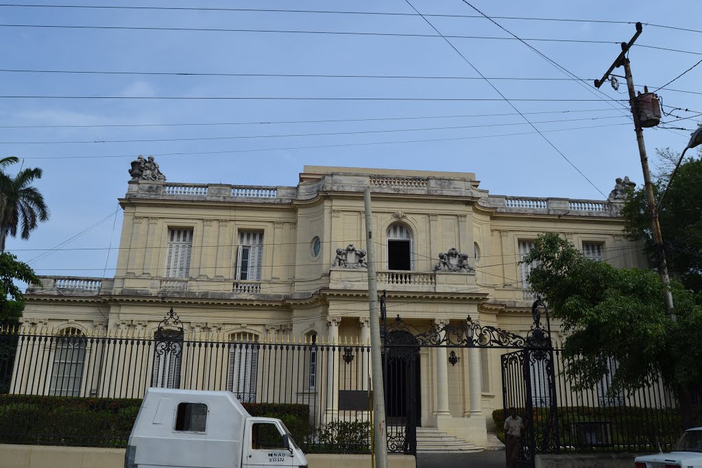 "MUSEO DE ARTES DECORATIVAS DE LA HABANA", EN CALLE 17, VEDADO. ANTIGUA MANSIÓN DE Mª LUISA GÓMEZ MENA. by CÉSAR O. GÓMEZ LÓPEZ