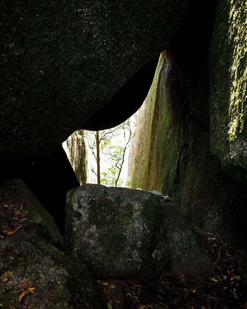 Passagem nas pedras no Pico do Selado - Monte Verde by Richard Eric Stubing