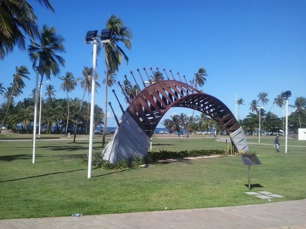 Escultura de Ray Vianna, batizada de Caramuru-Guaçu (em Tupinambá, moreia grande) by Otavio Cardoso