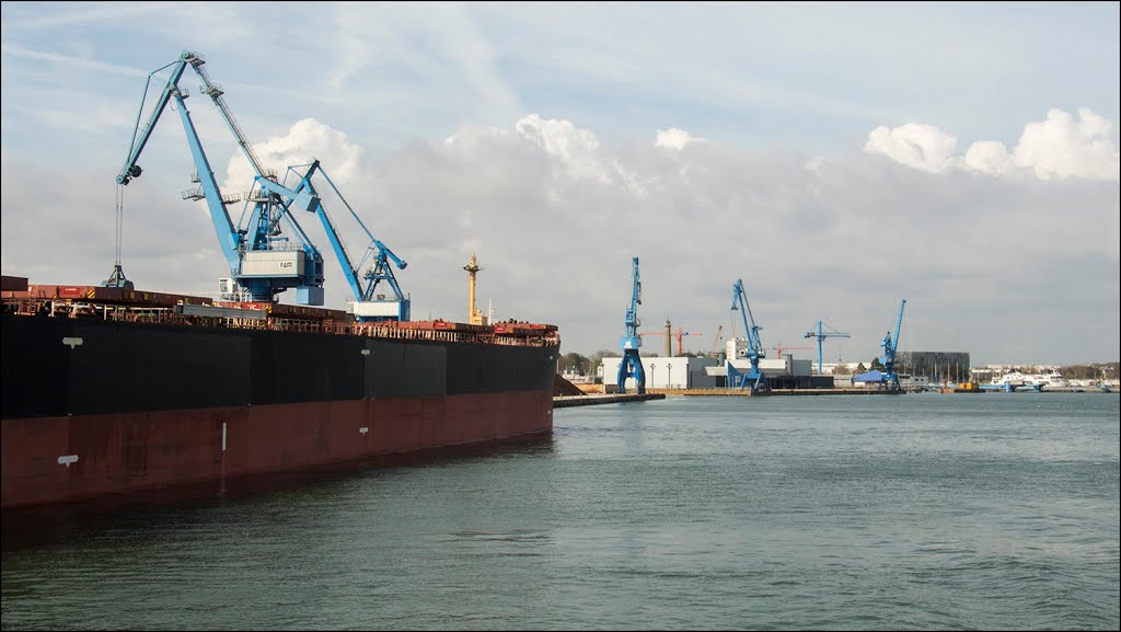 Rade de Lorient - Les grues du port de commerce by Patricia Danilo Roye…